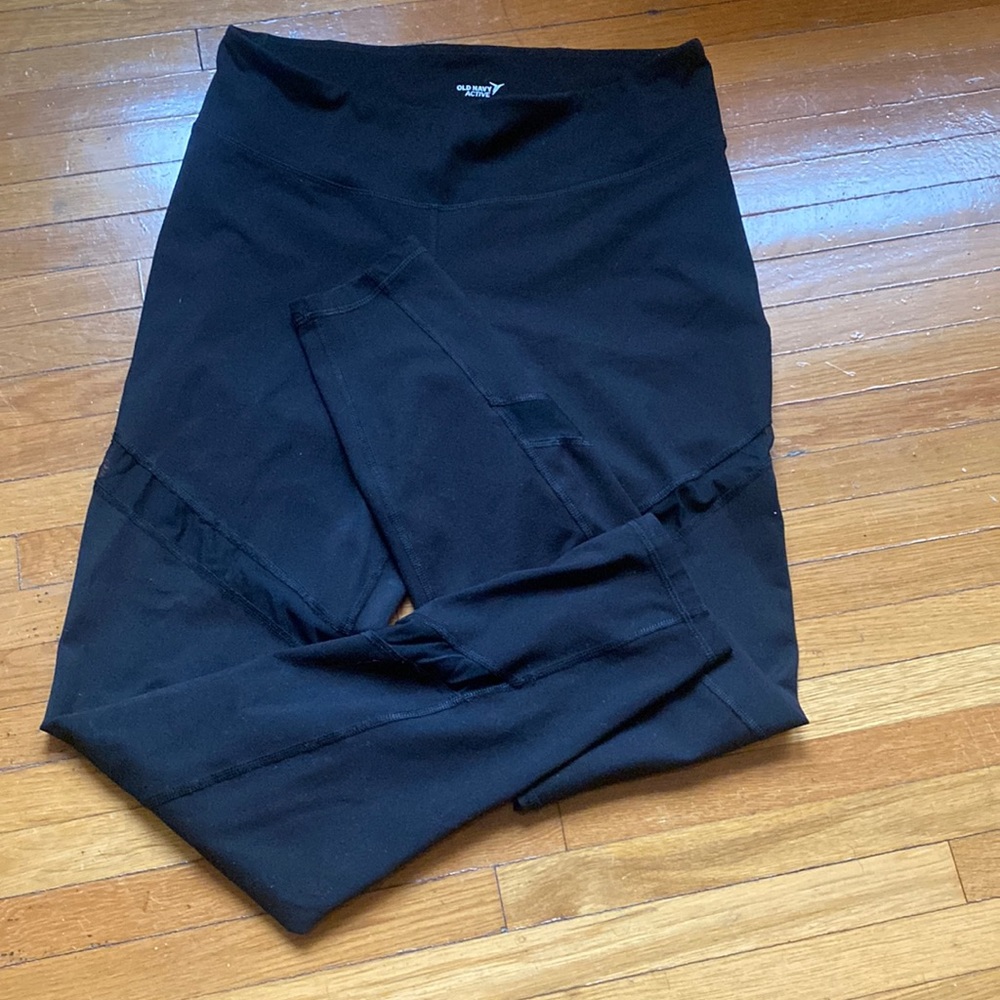 Active leggings with mesh detailing